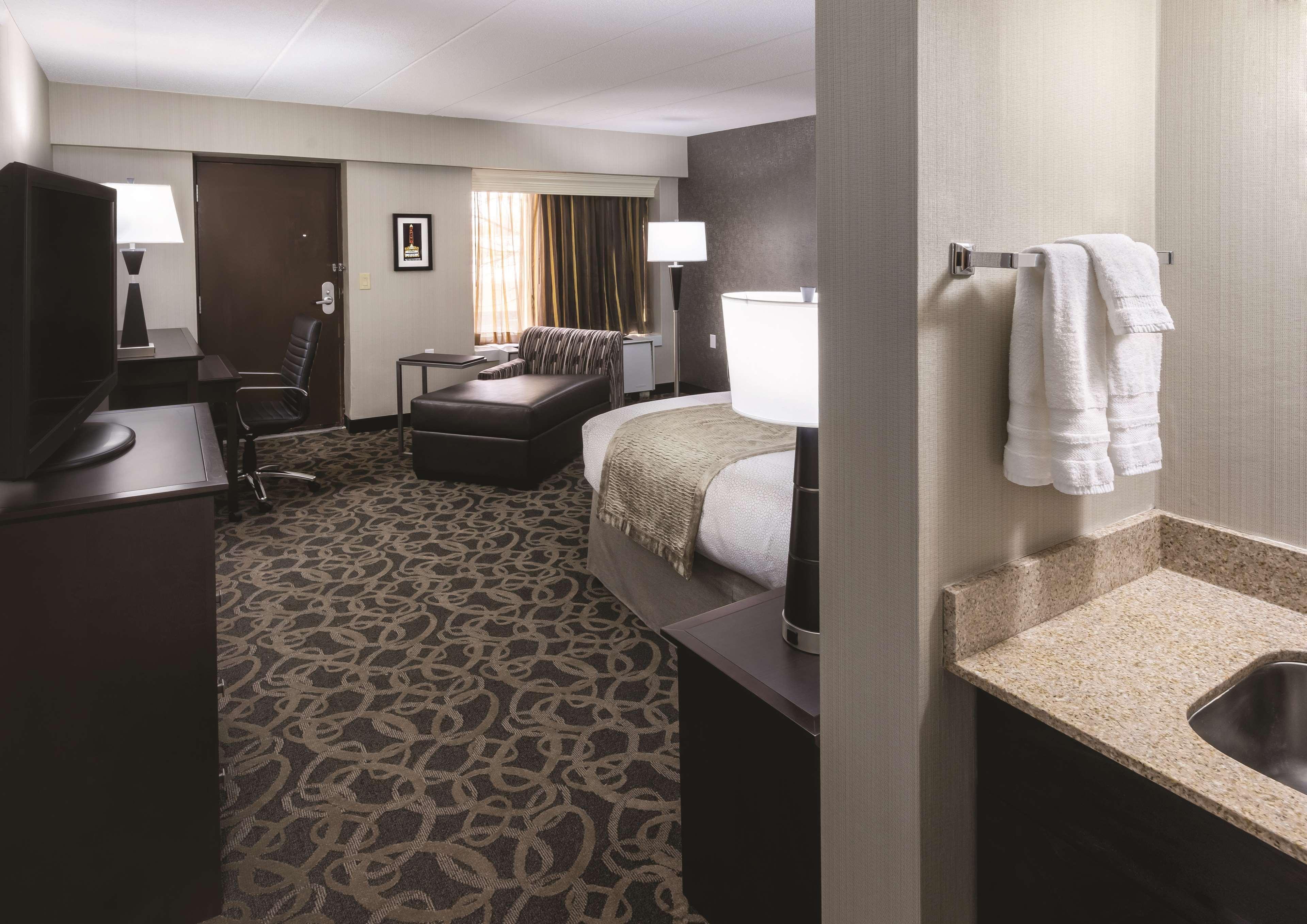 Best Western Ramkota Hotel Aberdeen Exterior photo