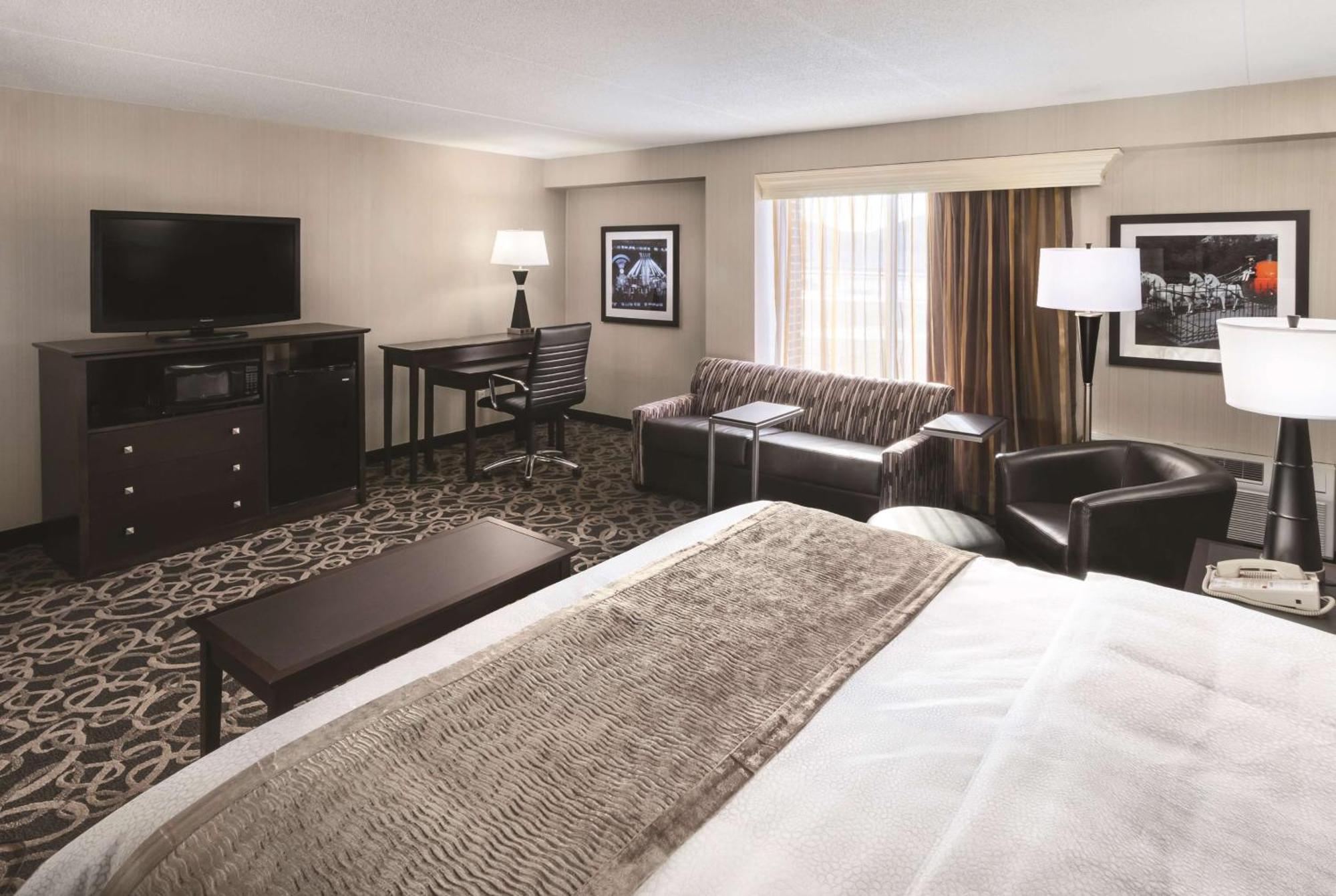 Best Western Ramkota Hotel Aberdeen Exterior photo