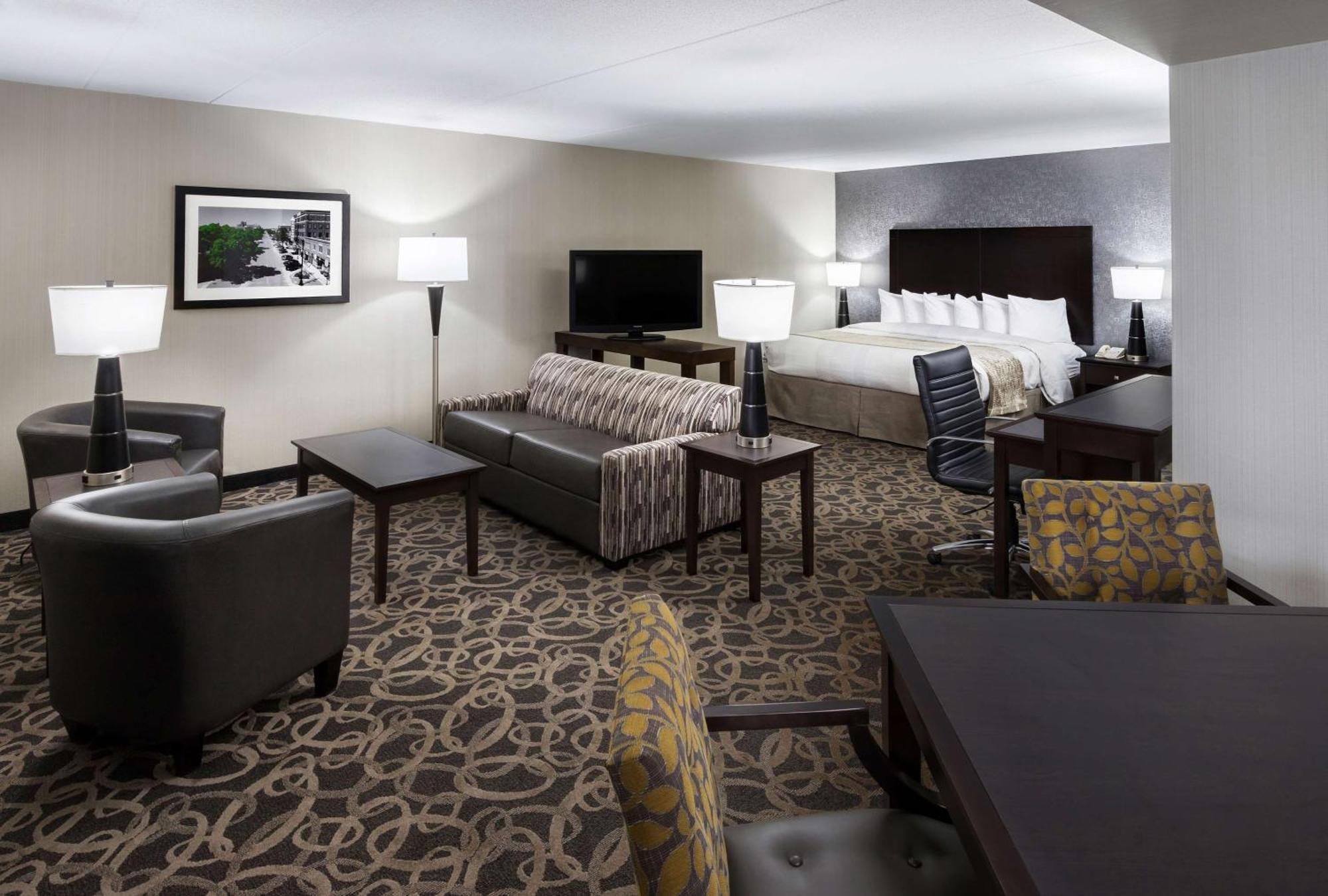 Best Western Ramkota Hotel Aberdeen Exterior photo
